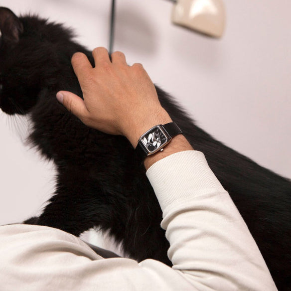 Homme portant la montre Strike de l'éditeur de montre Parisien Laps