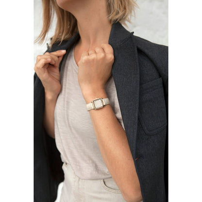 Femme portant une montre Laps Bobby Beige et bracelet en cuir crème au poignet