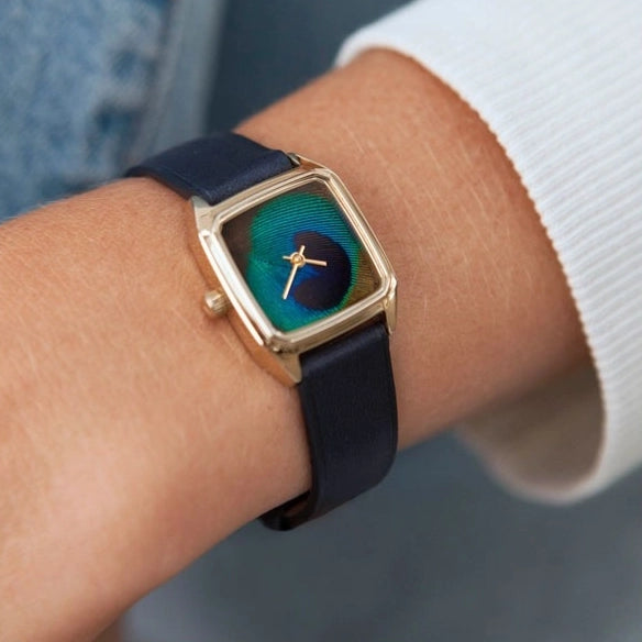 Montre femme fabriquée en France modèle Prima Paon Or de LAPS au poignet d'une femme