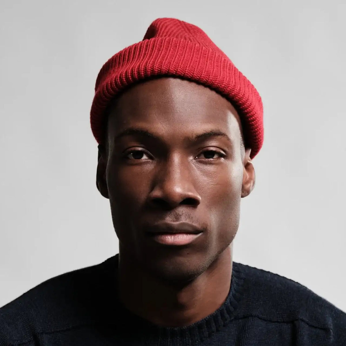 Mannequin homme portant un bonnet en laine mérinos rouge modèle Ara de Nitto