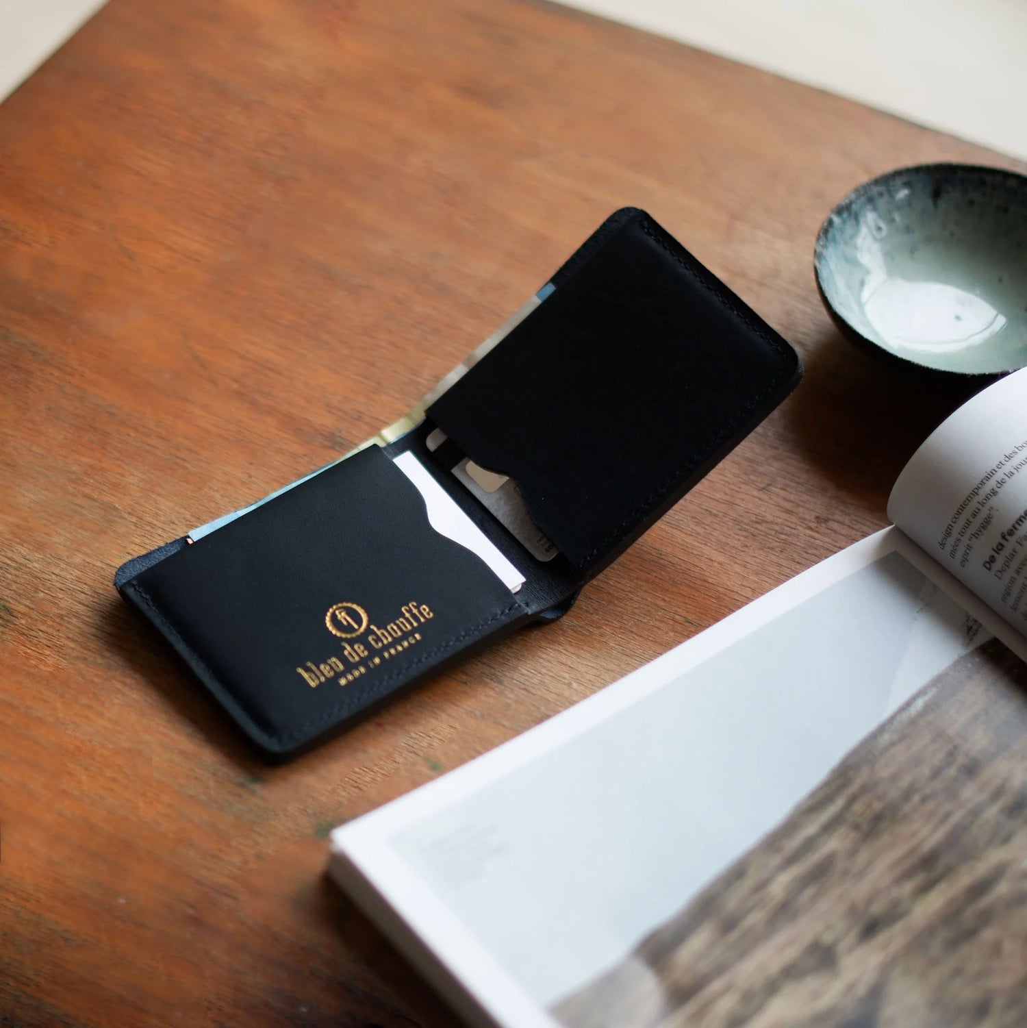 Portefeuille en cuir Peze noir pour homme ouvert avec cartes et billets apparants