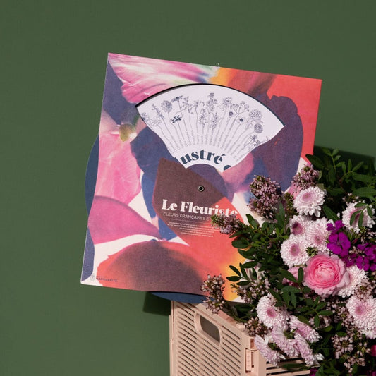 Roue du fleuriste Papier Tigre posée sur une caisse de fleurs