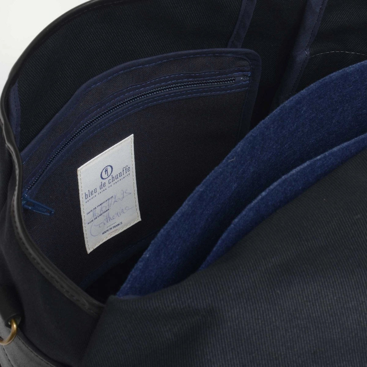 Certificat de fabrication et pochette pour ordinateur à l'intérieur du sac à dos Chiloé noir de Bleu de Chauffe