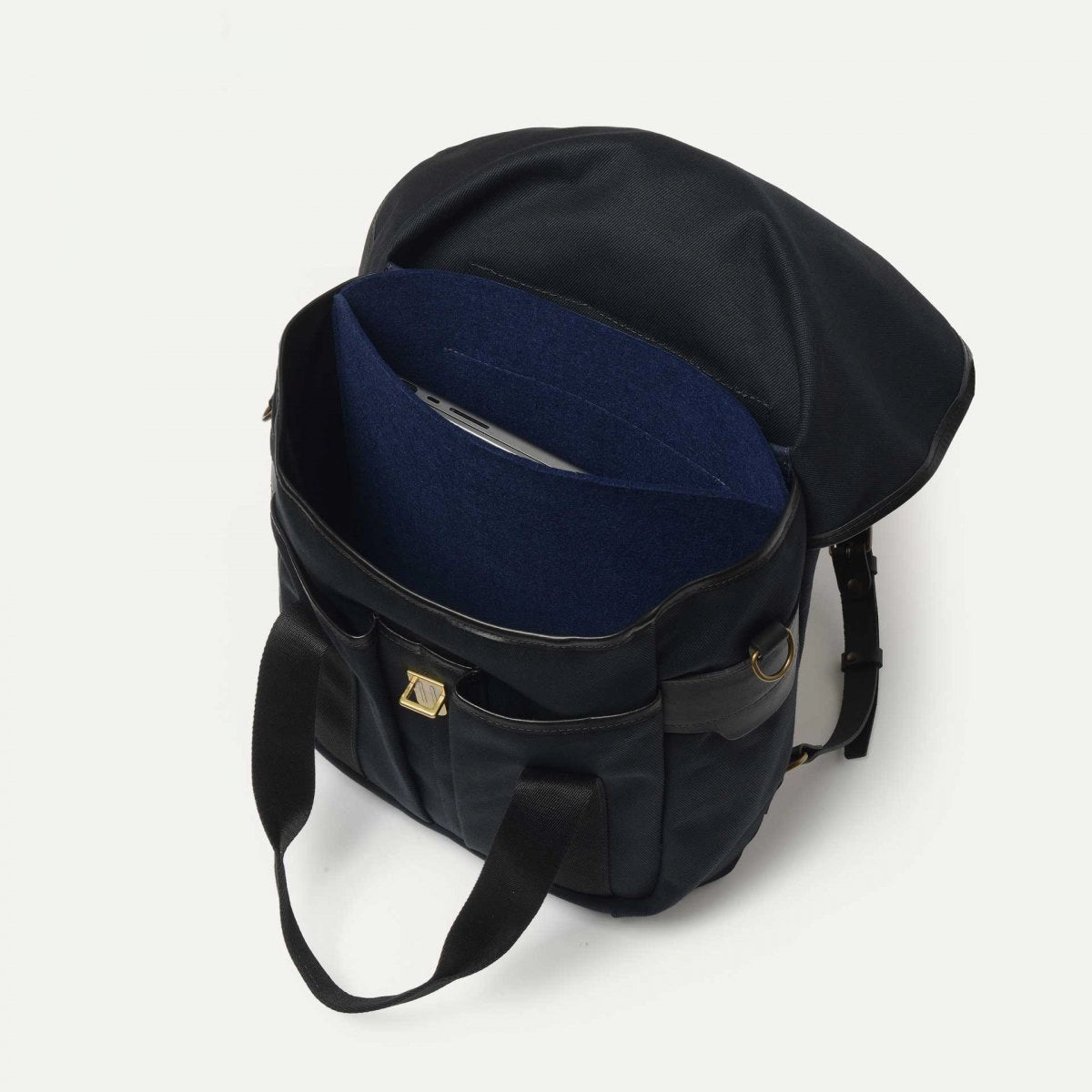 Intérieur du sac à dos Chiloé noir de Bleu de Chauffe montrant la grande capacité de rangement et la pochette pour ordinateur