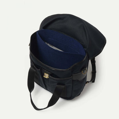 Intérieur du sac à dos Chiloé noir de Bleu de Chauffe montrant la grande capacité de rangement et la pochette pour ordinateur
