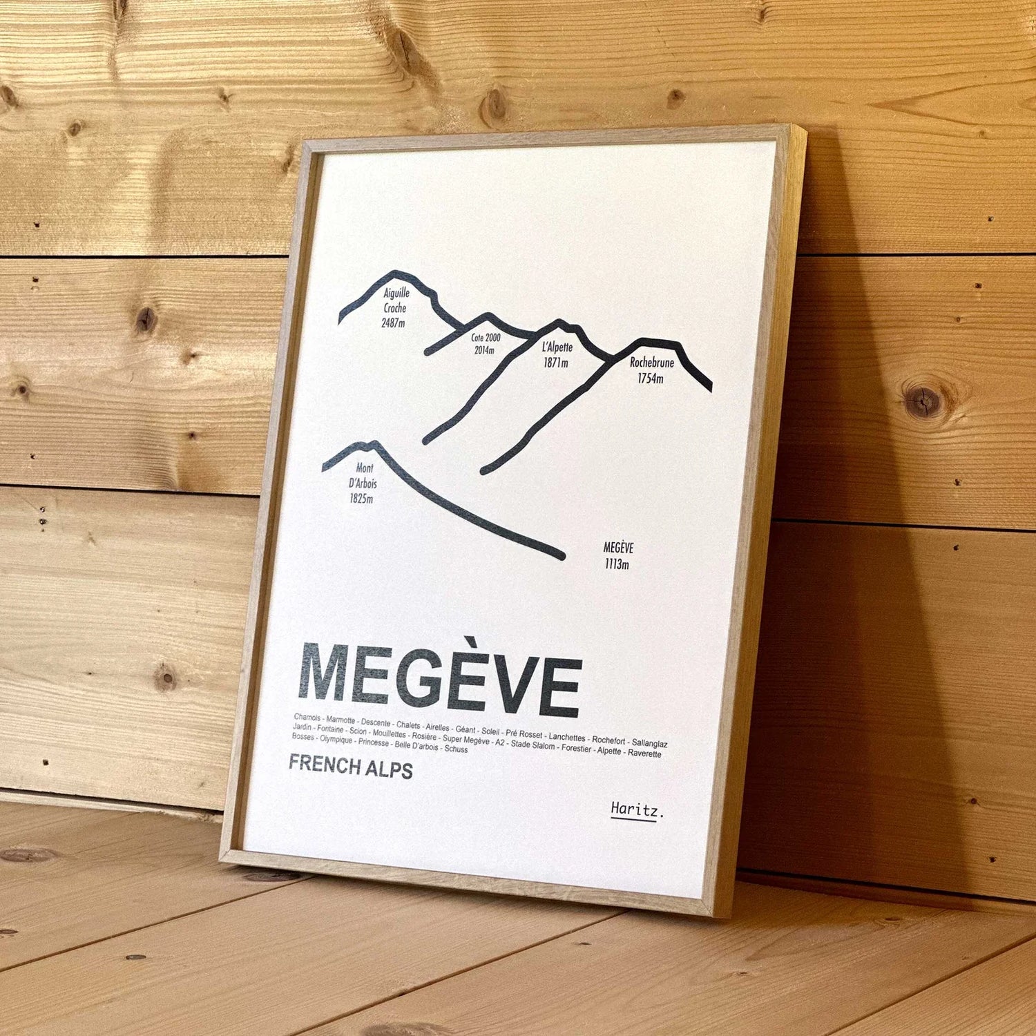 Affiche design Megève en 30x40cm par le Studio Haritz, encadrée, posée en décoration d'un chalet en bois