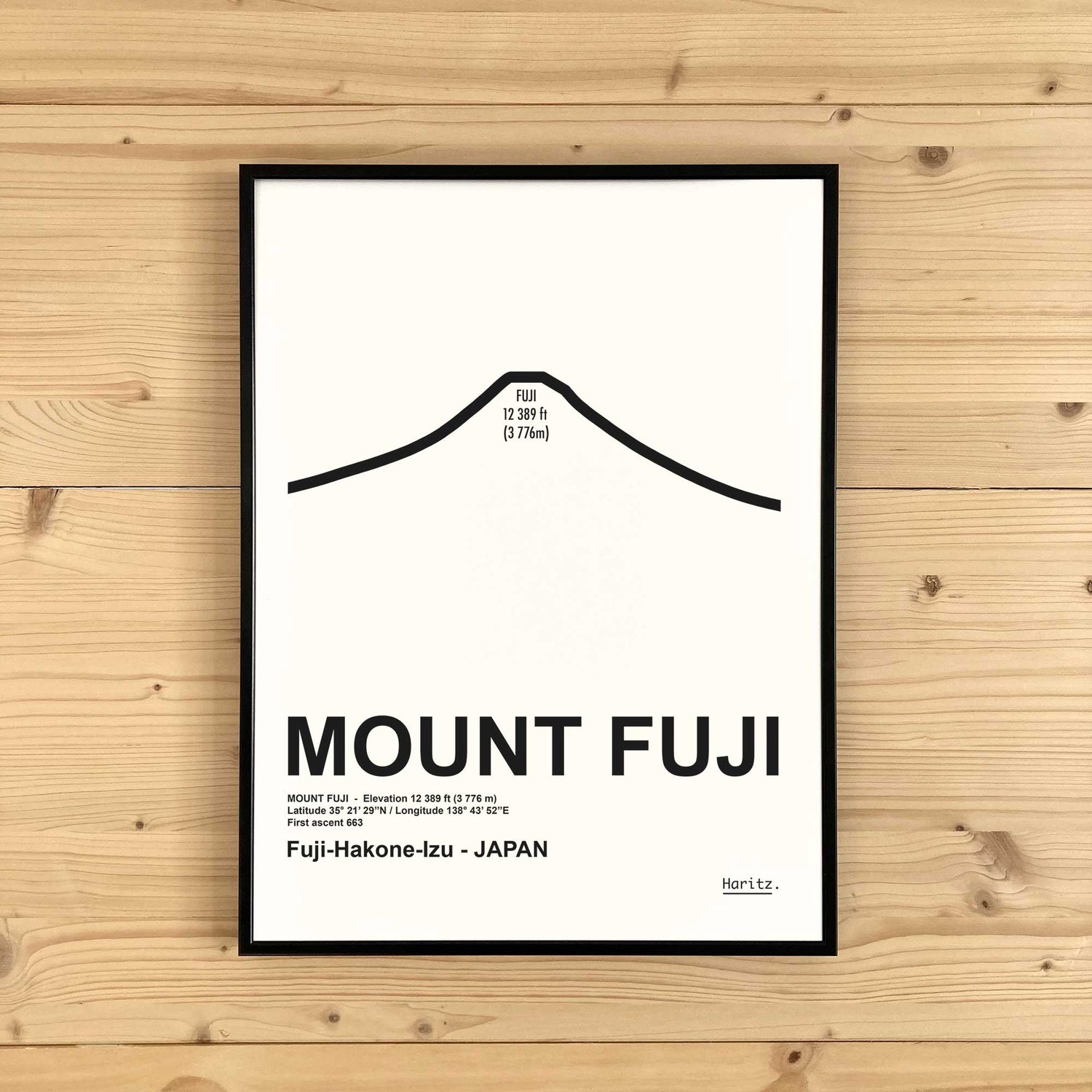 Affiche Mont Fuji par Studio Haritz en 30x40cm accrochée au mur d'un chalet en bois