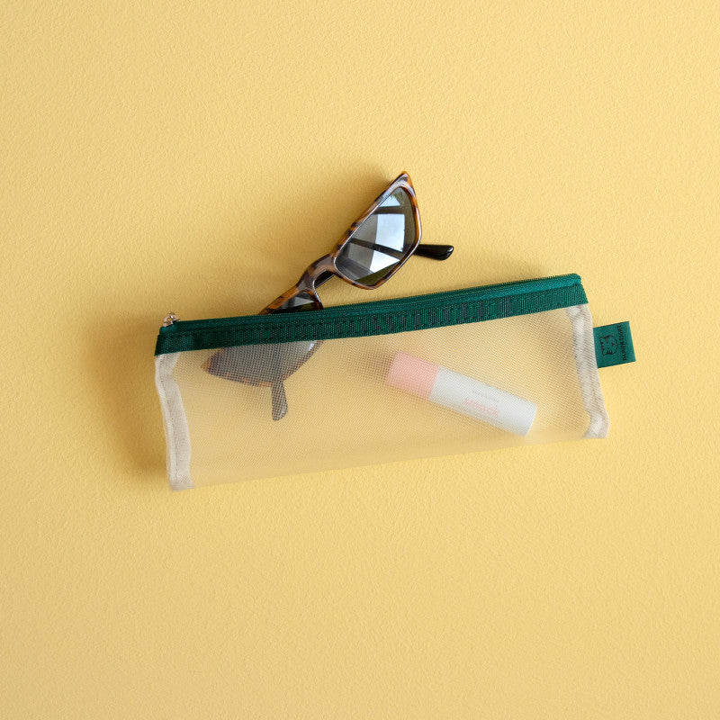 Trousse Papier Tigre transparente contenant du maquillage et des lunettes